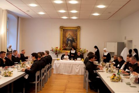 S.E.R le Cardinal Burke a rejoint les chanoines, et préside le repas du soir avec lecture.